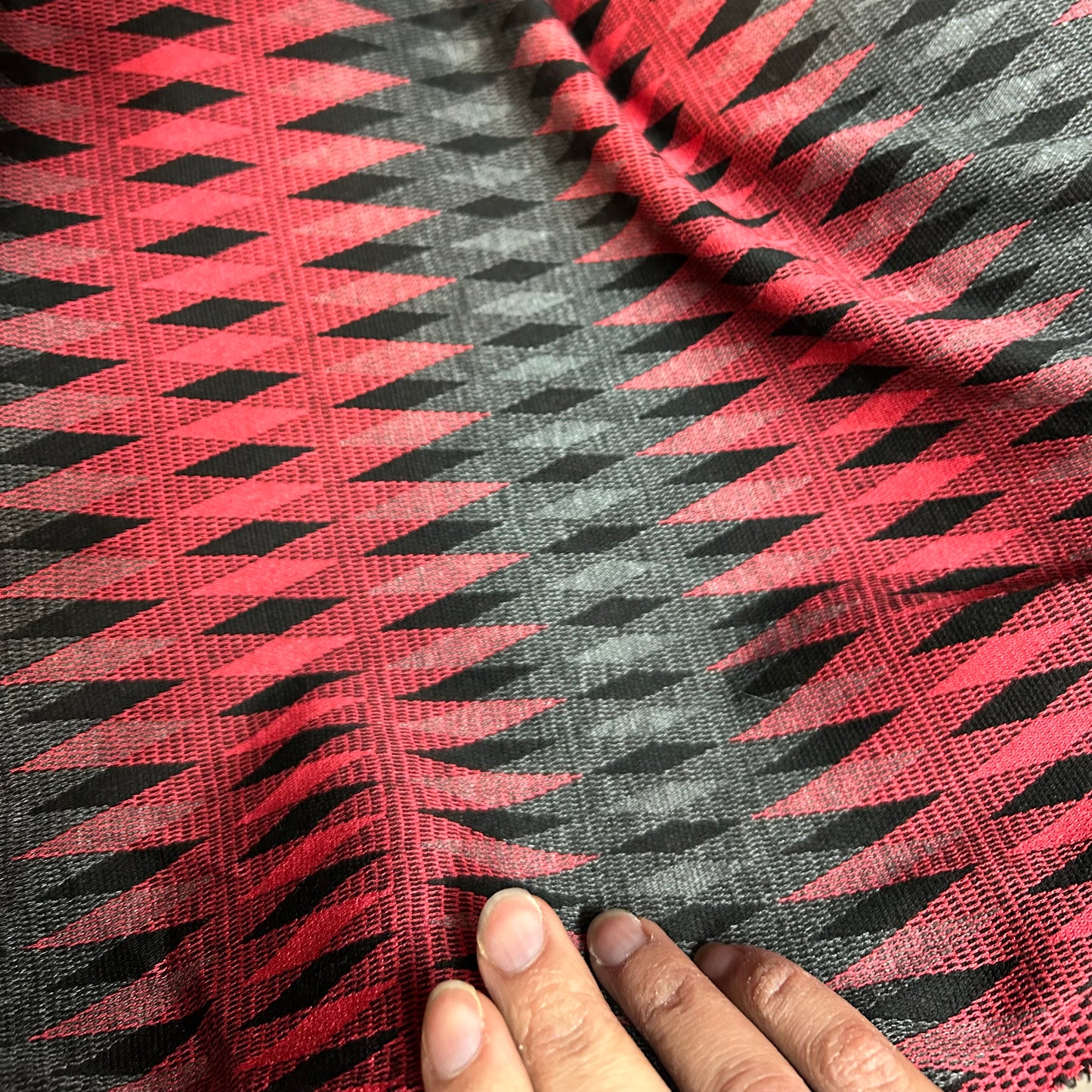 Tricot Jacquard - ARBIA - Géométrique - Noir / Rouge